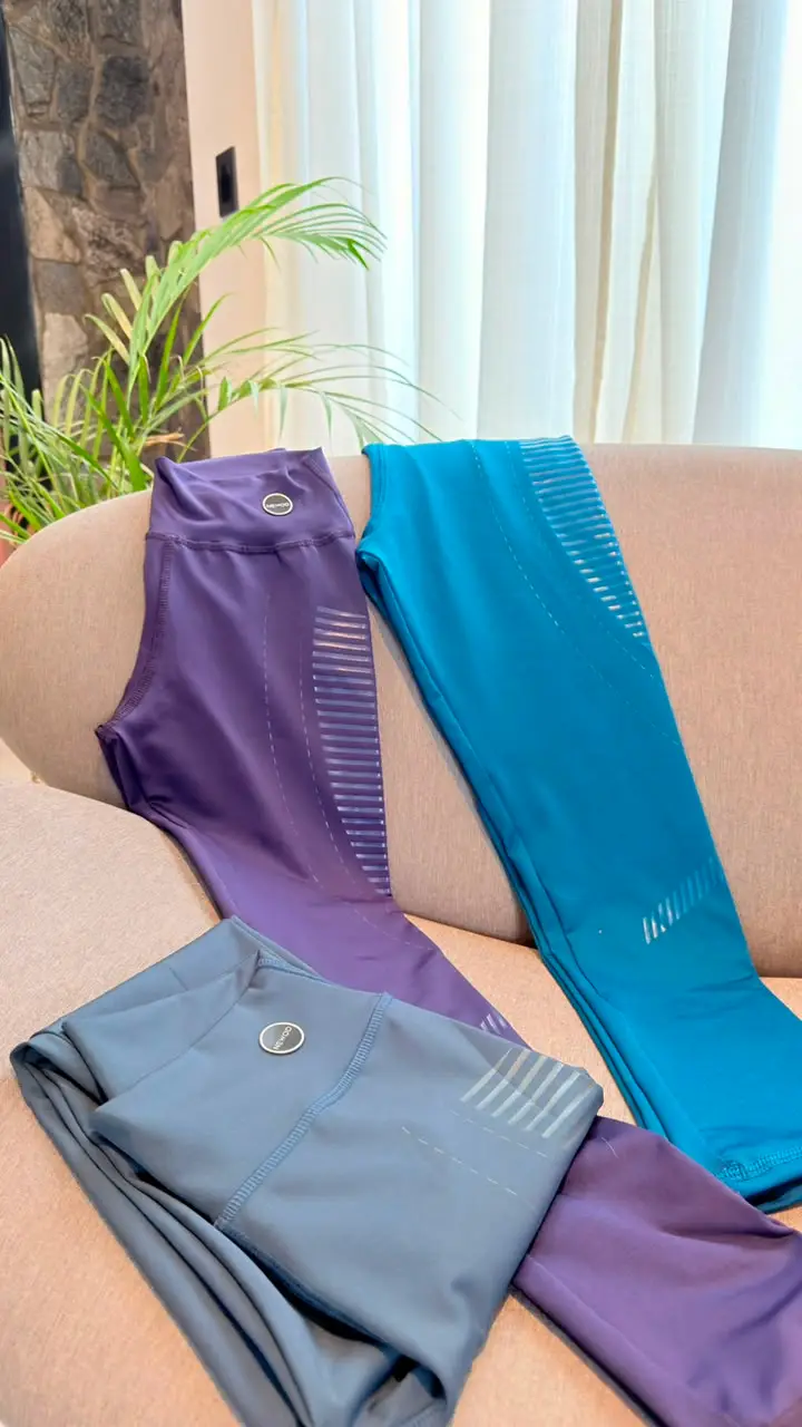 Leggings Sky Active sobre sillón junto a una planta